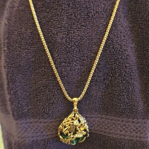 Elegant Gold Pendant Necklace